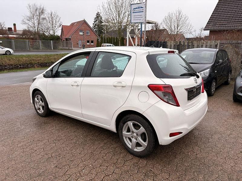 Gebraucht Toyota Yaris Life 99 PS (72 kW) 2012 Weiß Kleinwagen