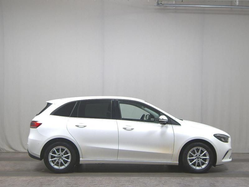 Weiss Gebraucht 2021 Mercedes B200 Style Van / Kleinbus | 18.480 € (Superpreis) - Bild 1/4