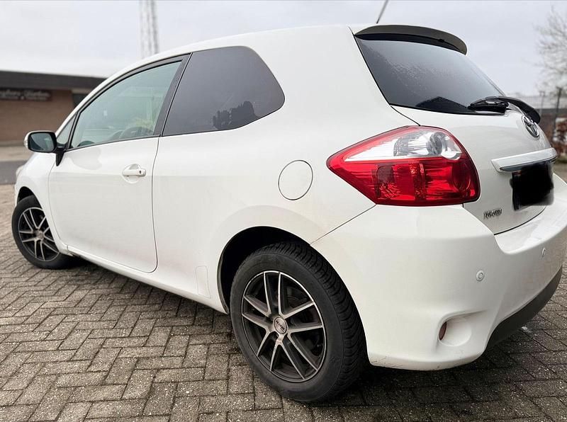 Gebraucht Toyota Auris 126 PS (92 kW) 2011 Weiß Kleinwagen