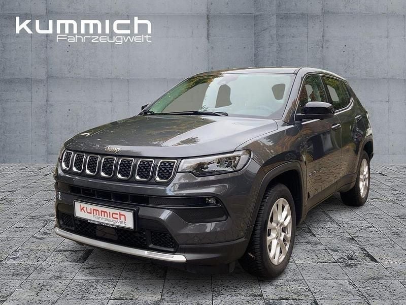 Grau Gebraucht 2024 Jeep Compass Altitude SUV | 31.500 € (Etwas zu teuer) - Bild 1/4