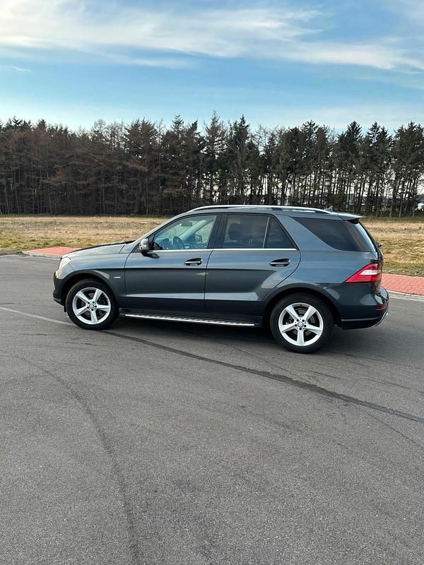 Gebraucht Mercedes ML350 258 PS (189 kW) 2012 Grau SUV
