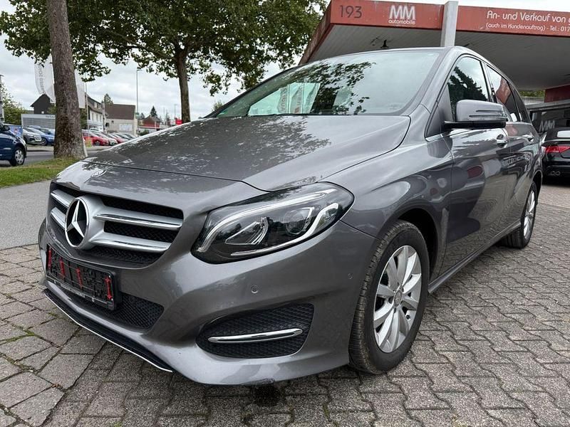 Grau Gebraucht 2016 Mercedes B200 Van / Kleinbus | 15.850 € (Fairer Preis) - Bild 1/4