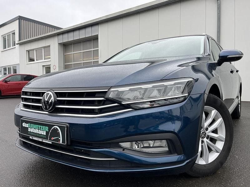 Blau Gebraucht 2023 VW Passat Business Kombi | 24.860 € (Guter Preis) - Bild 1/4