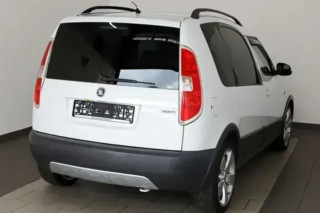 Gebraucht Skoda Roomster Scout 105 PS (77 kW) 2015 Weiß Kombi