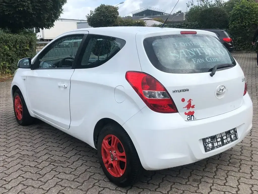 Gebraucht Hyundai i20 Edition+ 77 PS (56 kW) 2011 Weiß Kleinwagen