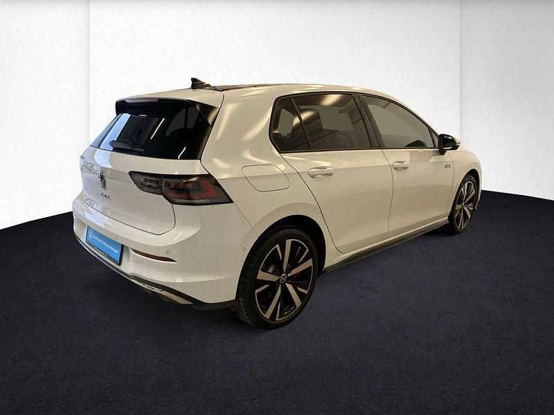 Gebraucht VW Golf VIII GTE 272 PS (200 kW) 2024 Pure white uni schwarz uni (dachfarbe) Limousine
