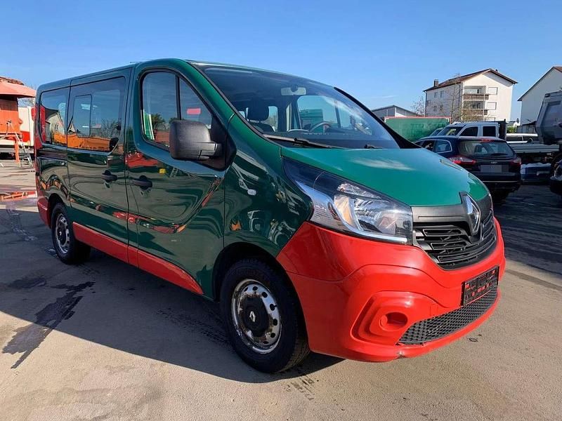 Grün Gebraucht 2018 Renault Trafic Van / Kleinbus | 11.990 € (Etwas zu teuer) - Bild 1/4