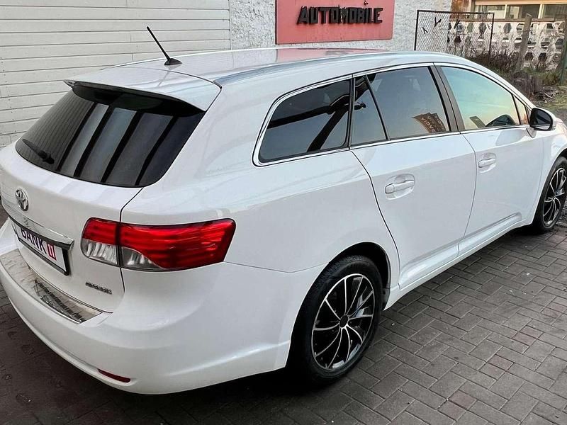 Gebraucht Toyota Avensis Executive 147 PS (108 kW) 2012 Super white 2 Kombi
