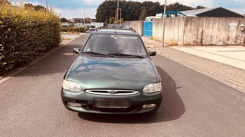 Grün Gebraucht 1998 Ford Escort Kombi | 700 € - Bild 1/4
