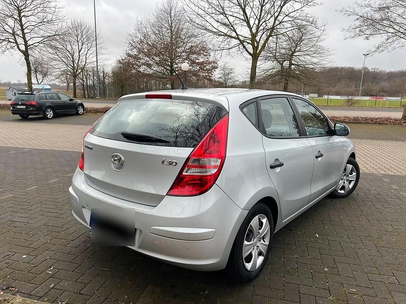 Gebraucht Hyundai i30 109 PS (80 kW) 2010 Silber Kleinwagen