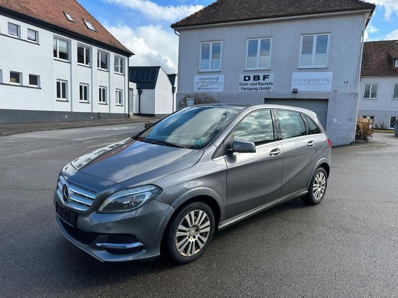 Grau Gebraucht 2014 Mercedes B200 Van / Kleinbus | 5.900 € - Bild 1/4