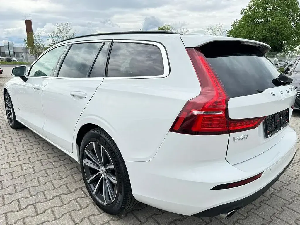 Gebraucht Volvo V60 Momentum 163 PS (119 kW) 2021 Weiß Kombi