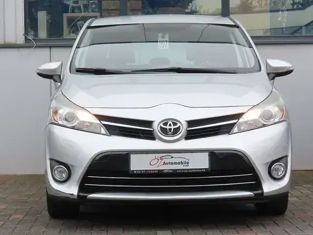 Gebraucht Toyota Verso 147 PS (108 kW) 2015 Silber Van / Kleinbus