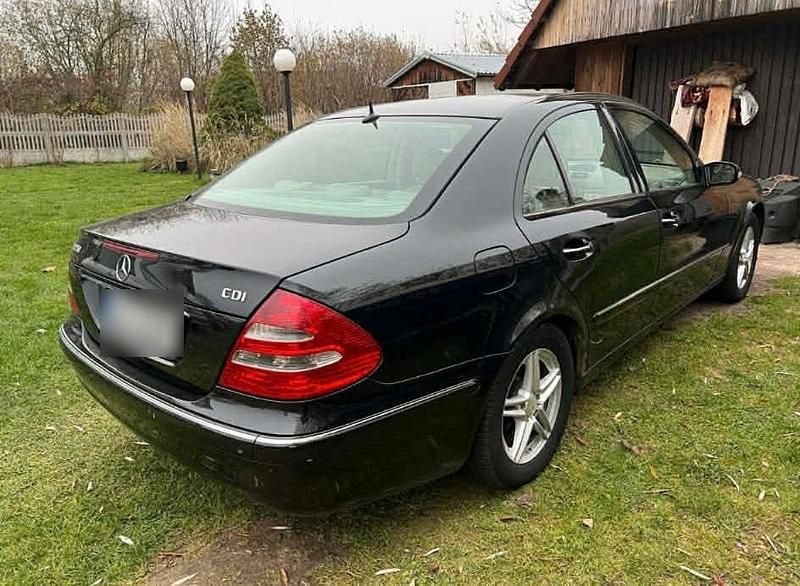 Gebraucht Mercedes E270 Avantgarde 177 PS (130 kW) 2003 Schwarz Limousine