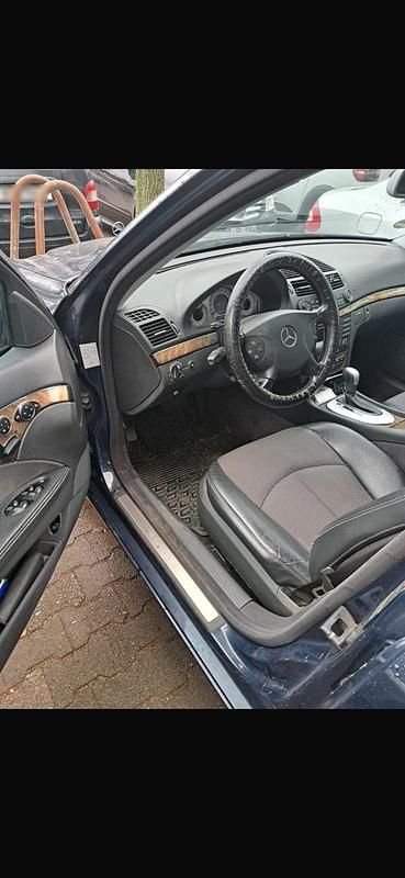 Gebraucht Mercedes E240 177 PS (130 kW) 2003 Schwarz Limousine