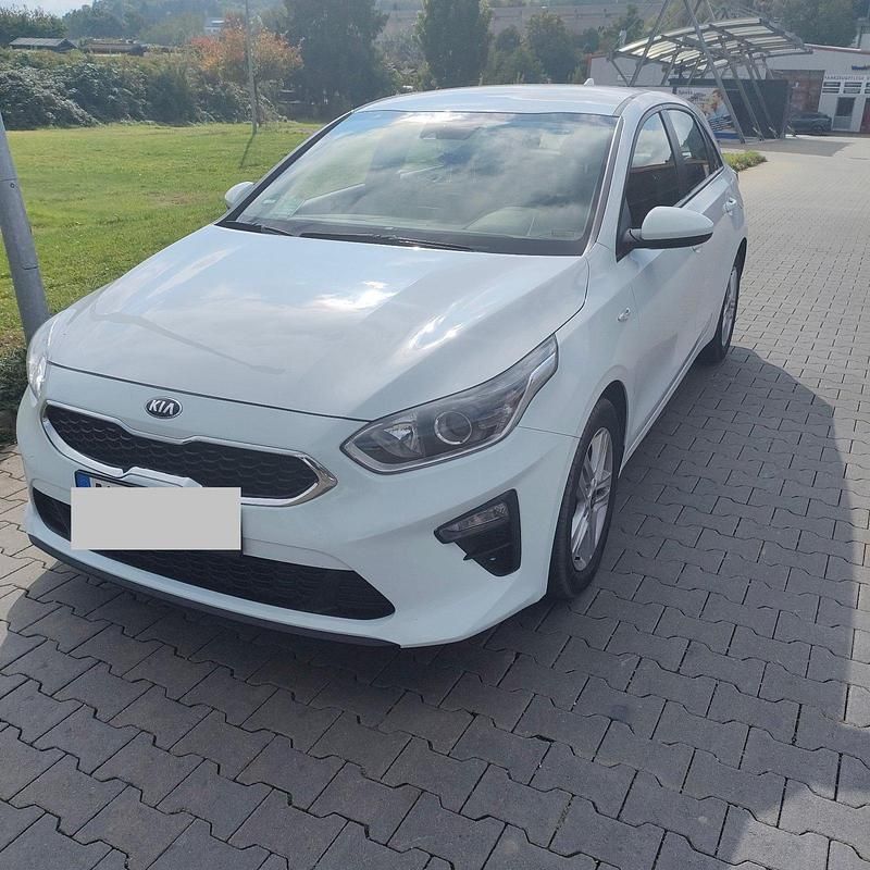 Weiß Gebraucht 2021 Kia Ceed Edition 7 Limousine | 10.980 € (Fairer Preis) - Bild 1/4