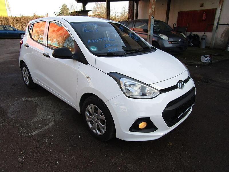 Gebraucht Hyundai i10 Basis 67 PS (49 kW) 2017 Weiß Kleinwagen