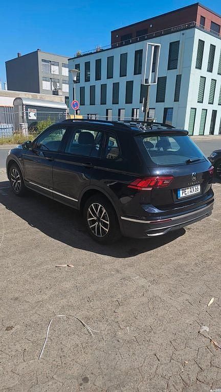Schwarz Gebraucht 2023 VW Tiguan Life SUV | 21.590 € (Superpreis) - Bild 1/4