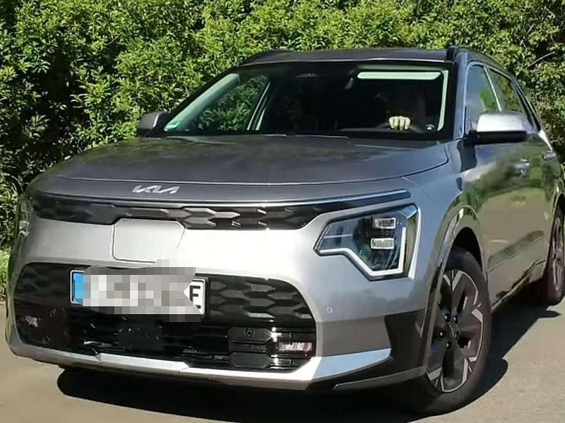 Grau Gebraucht 2022 Kia e-Niro Vision SUV | 24.650 € (Fairer Preis) - Bild 1/4