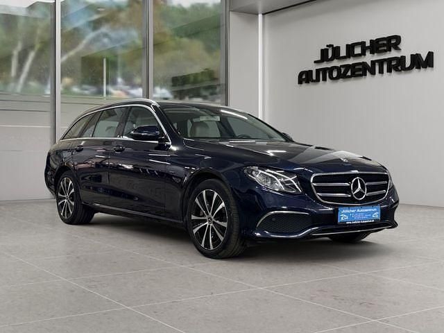Blau Gebraucht 2020 Mercedes E300 Avantgarde Kombi | 22.990 € (Guter Preis) - Bild 1/4