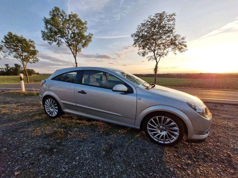 Silber Gebraucht 2009 Opel Astra GTC Coupé | 3.800 € (Teuer) - Bild 1/4