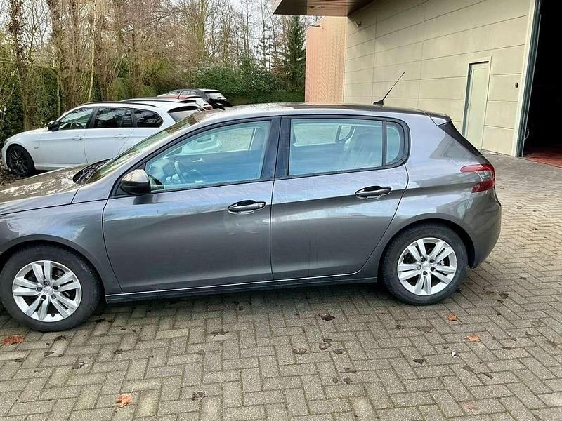 Gebraucht Peugeot 308 Active 110 PS (80 kW) 2020 Lackierung platiniumgrau Kleinwagen