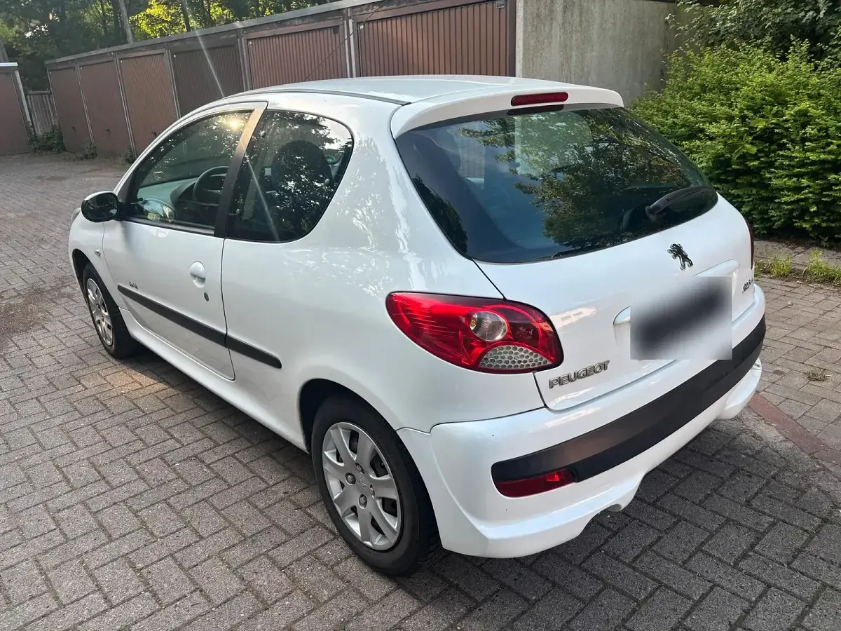 Gebraucht Peugeot 206+ 60 PS (44 kW) 2011 Weiß Kleinwagen