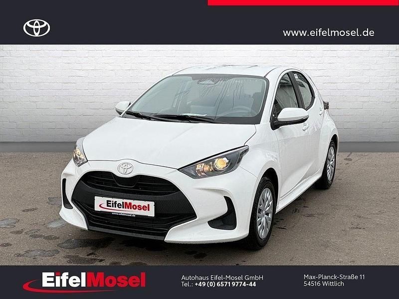 Weiß Neu 2025 Toyota Yaris Hybrid Comfort Limousine | 23.460 € (Guter Preis) - Bild 1/4