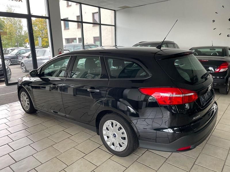 Gebraucht Ford Focus Ambiente 101 PS (74 kW) 2015 Schwarz Kombi