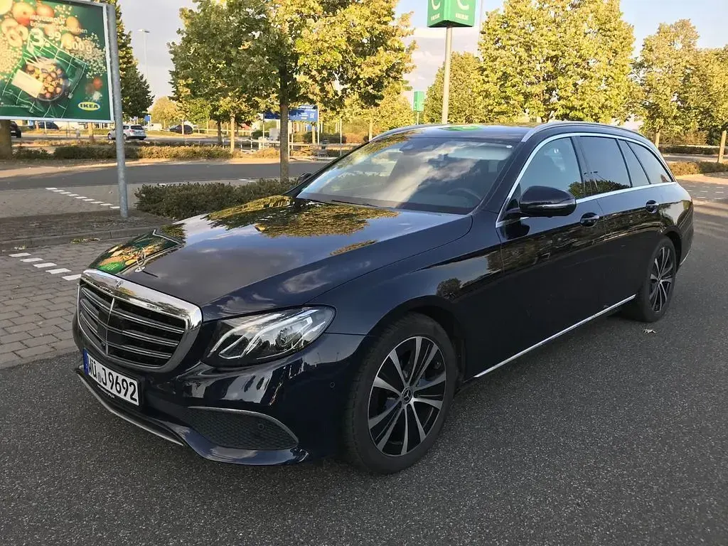 Używany Mercedes E220 194 KM (142 kW) 2019 Niebieski Sedan/Limuzyna