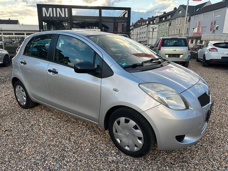 Grau Gebraucht 2009 Toyota Yaris Team Limousine | 2.950 € (Fairer Preis) - Bild 1/4