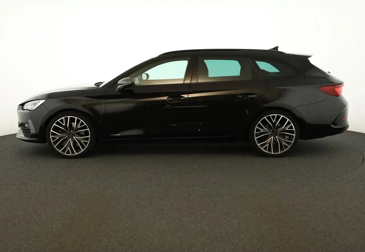 Second-hand Cupra Leon VZ 245 CP (180 kW) 2024 Negru Monovolum