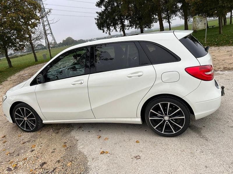 Gebraucht Mercedes B200 156 PS (114 kW) 2013 Weiß Van / Kleinbus