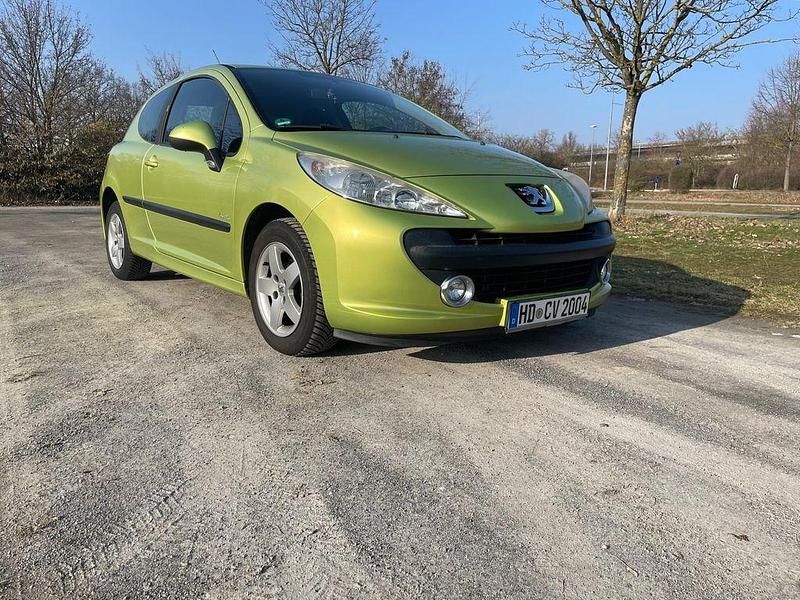 Gebraucht Peugeot 207 Urban Move 95 PS (69 kW) 2009 Grün Limousine