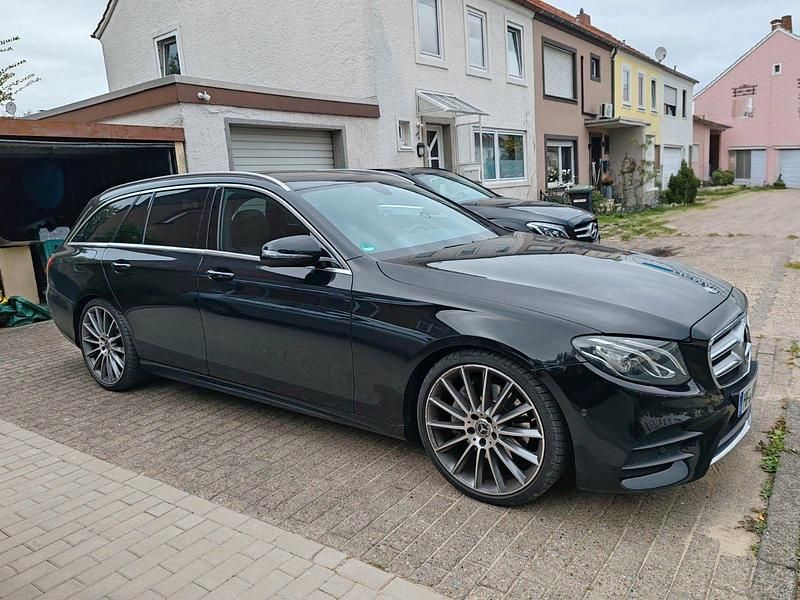Schwarz Gebraucht 2018 Mercedes E200 AMG line Kombi | 25.800 € (Guter Preis) - Bild 1/4