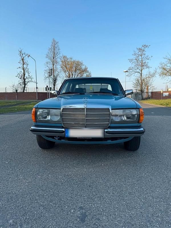 Gebraucht Mercedes E230 136 PS (100 kW) 1981 Blau Limousine
