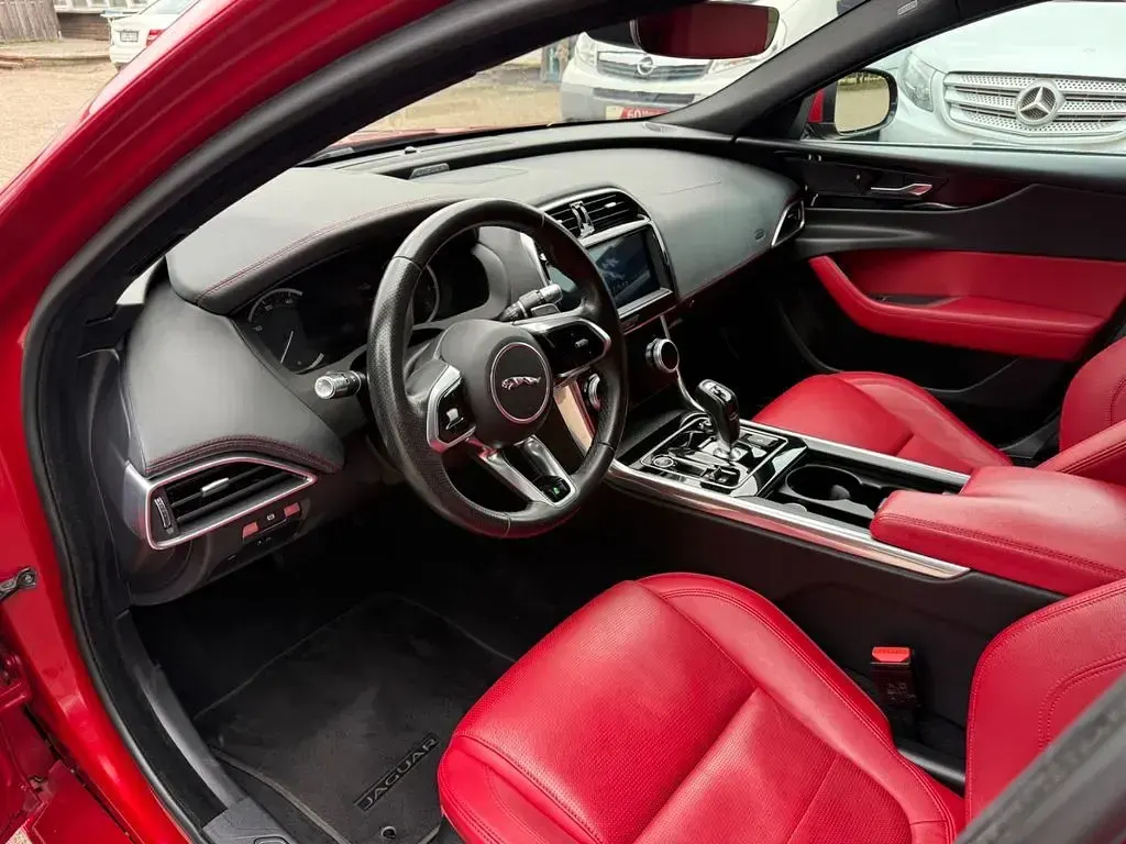 Gebraucht Jaguar XE R-Dynamic 250 PS (183 kW) 2020 Rot Limousine