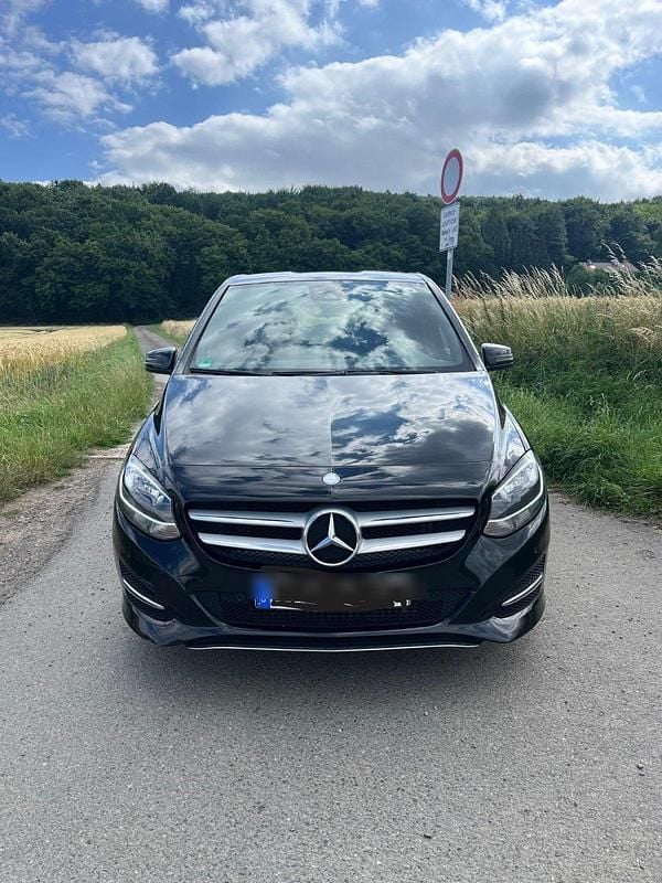 Schwarz Gebraucht 2017 Mercedes B250 Van / Kleinbus | 17.499 € (Superpreis) - Bild 1/4