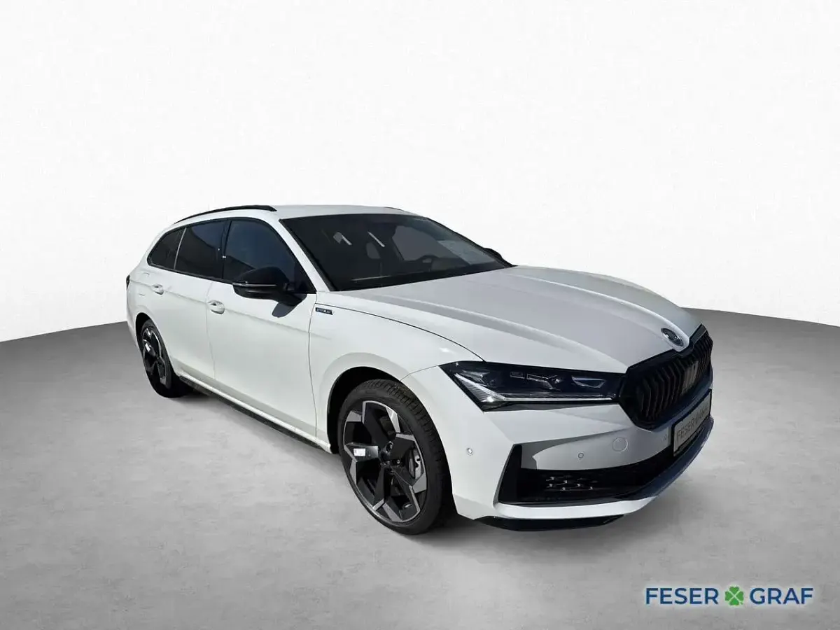 Neu Skoda Superb 265 PS (194 kW) 2026 Kristallweiß uni Kombi