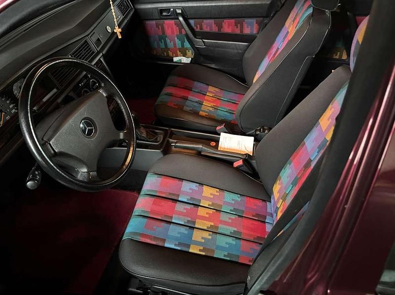 Rot Gebraucht 1992 Mercedes 190 Avantgarde Limousine | 11.999 € - Bild 1/4
