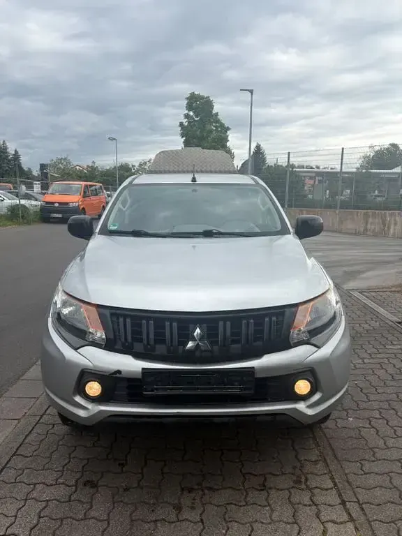 Gebraucht Mitsubishi L200 154 PS (113 kW) 2016 Silber Pickup