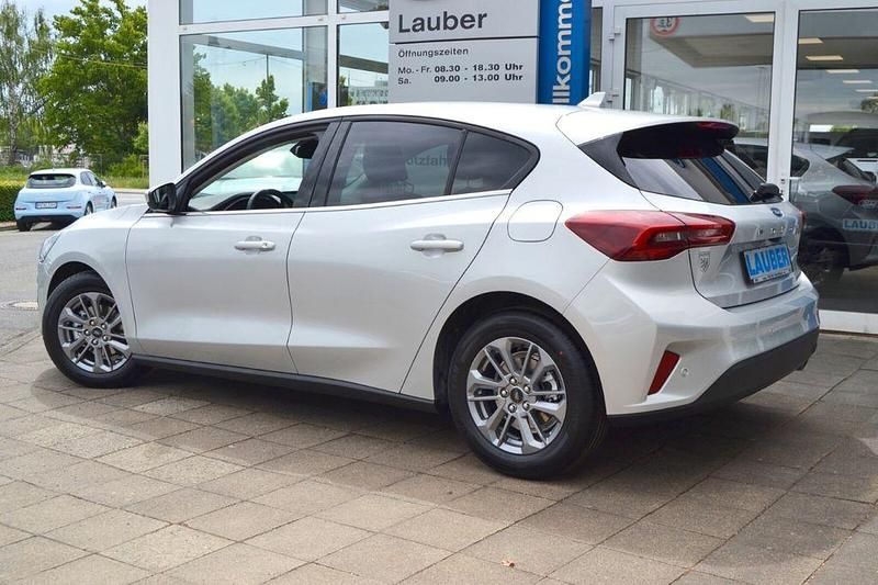 Neu Ford Focus Titanium 125 PS (91 kW) 2025 Moondust silver Limousine