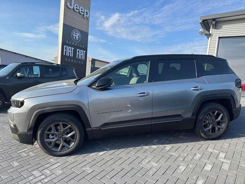Neu Jeep Compass 145 PS (106 kW) 2025 Yosemite grey/dach in schwarz SUV