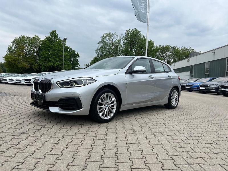 Glaciersilber (metallic) Gebraucht 2021 BMW 118 Advantage Kleinwagen | 22.990 € (Etwas zu teuer) - Bild 1/4