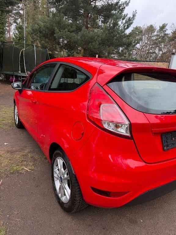 Gebraucht Ford Fiesta Titanium 60 PS (44 kW) 2016 Rot Kleinwagen