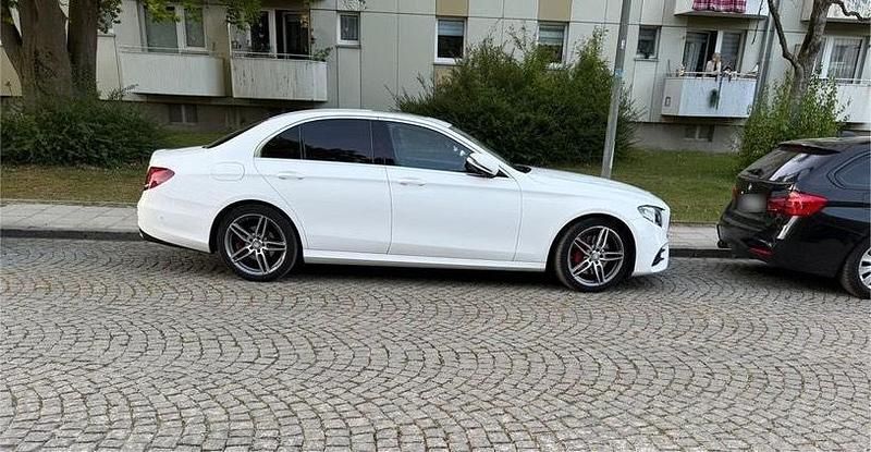 Gebraucht Mercedes E220 AMG line 194 PS (142 kW) 2016 Weiß Limousine