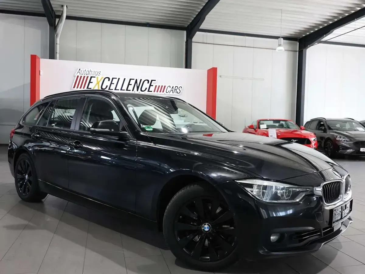 Gebraucht BMW 330 Advantage 258 PS (189 kW) 2019 Saphirschwarz Kombi
