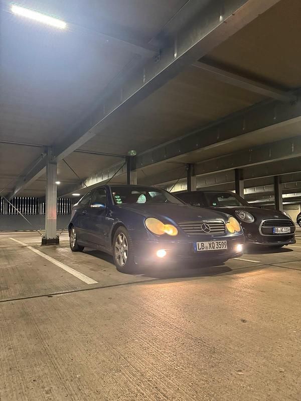 Gebraucht Mercedes C180 129 PS (94 kW) 2001 Blau Coupé