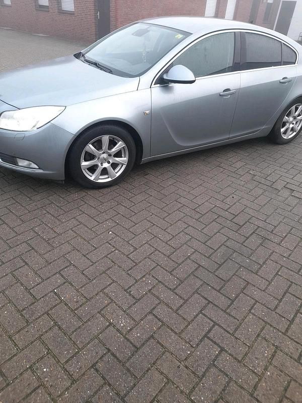Grau Gebraucht 2012 Opel Insignia Limousine | 5.300 € (Fairer Preis) - Bild 1/4