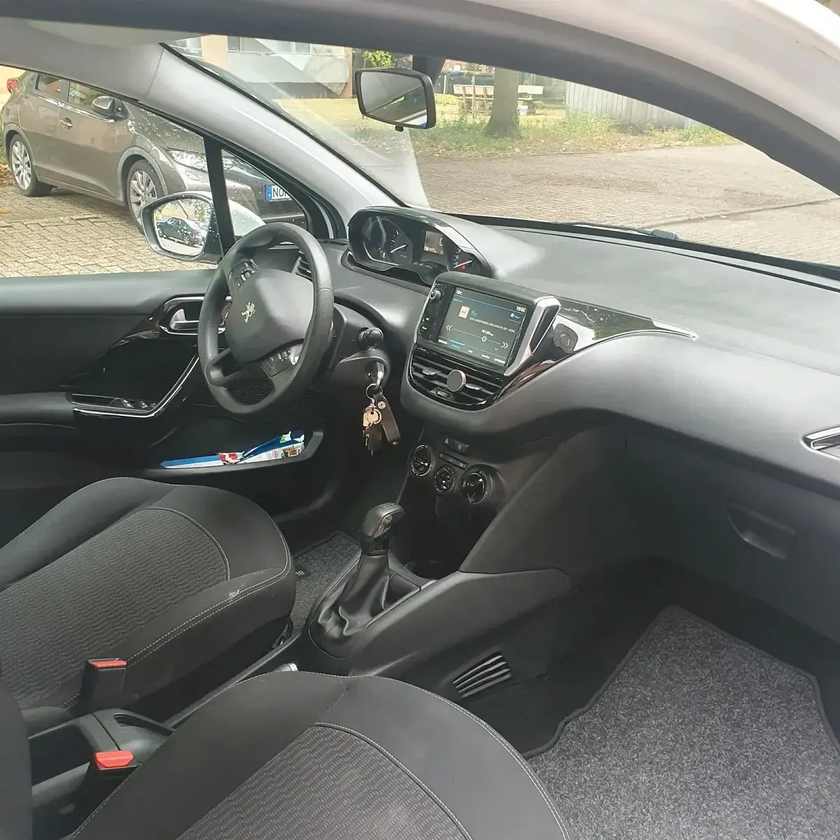Gebraucht Peugeot 208 68 PS (50 kW) 2017 Weiß Kleinwagen